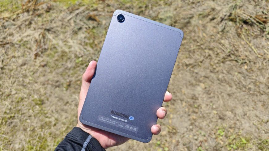 ALLDOCUBE iPlay50mini 手持ち